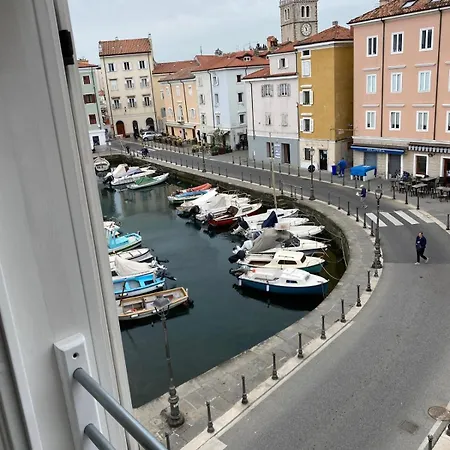 Al Fronte Mare Suites Apartments Muggia Exterior photo